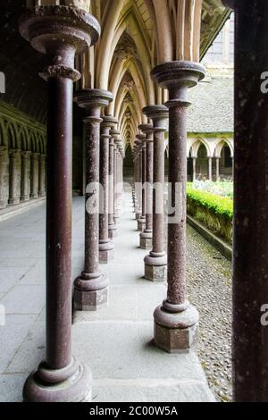 Cloître de colonne médiévale à l'abbaye du Mont-Saint-Michel, Normandie, France. Banque D'Images