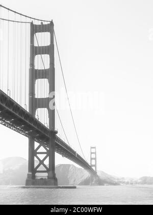 Golden Gate Bridge dans le brouillard du matin, San Francisco, Californie, États-Unis. Image en noir et blanc. Banque D'Images