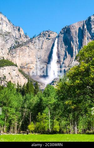 La chute du Yosemite supérieur, la plus haute cascade du parc national de Yosemite, Californie, États-Unis. Banque D'Images