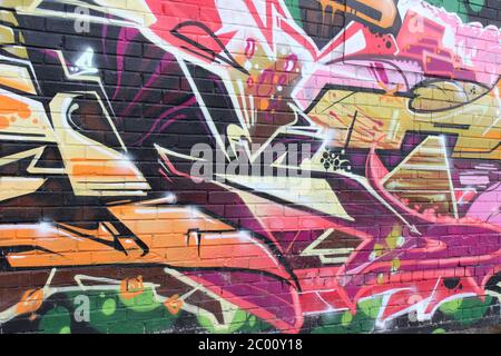 Graffiti urbains sur le mur d'UN entrepôt de tapis désutilisé Banque D'Images