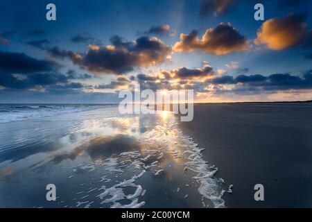 Lever du soleil sur la plage de la mer du Nord Banque D'Images