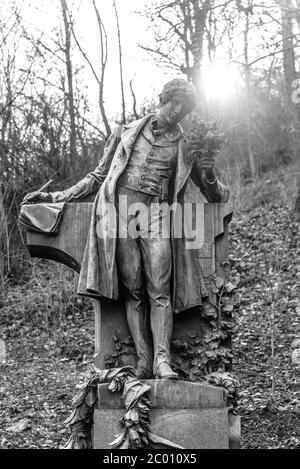 PRAGUE, RÉPUBLIQUE TCHÈQUE - 08 FÉVRIER 2020 : monument de Karel Hynek Macha, poète tchèque. Petrin Hill, Prague, République tchèque. Image en noir et blanc. Banque D'Images