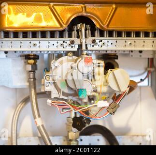 Chauffe-eau à gaz avec le carter retiré pour' étude Banque D'Images
