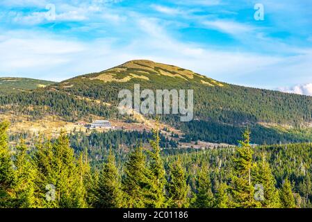 Paysage forestier vert avec montagnes et huttes de montagne Maly Sisak, montagnes Giant, Krkonose, République tchèque. Banque D'Images