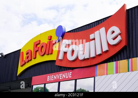 Bordeaux , Aquitaine / France - 06 06 2020 : logo de la foir Fouille sur la chaîne de magasins français qui vend des articles décoratifs et des cadeaux bon marché Banque D'Images