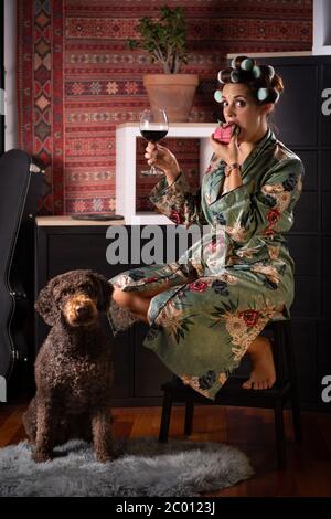 Jeune femme caucasienne célébrant son anniversaire seul avec son chien à la maison Banque D'Images