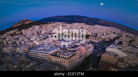 Vue panoramique sur Athènes par le lever du soleil avec la vieille ville du centre-ville et les longues rues de la cour autour Banque D'Images