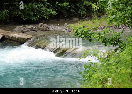 Ruisseau de montagne dans les Alpes Banque D'Images