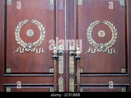 Ancienne porte sur un bâtiment à Moscou Banque D'Images