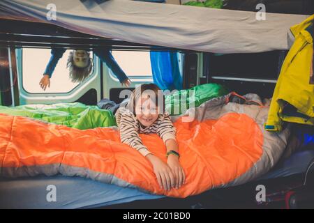 Les enfants, s'amuser dans une camionnette tout en pleurant à l'extérieur, jouer et faire des chefs de mauvaise humeur ensemble Banque D'Images