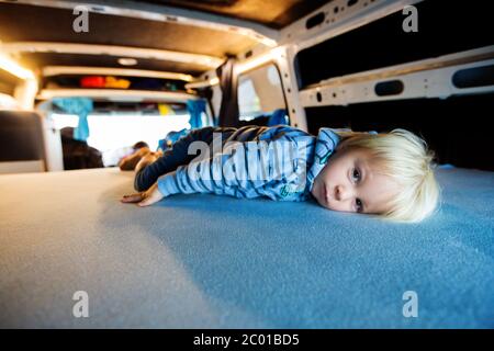 Les enfants, s'amuser dans une camionnette tout en pleurant à l'extérieur, jouer et faire des chefs de mauvaise humeur ensemble Banque D'Images