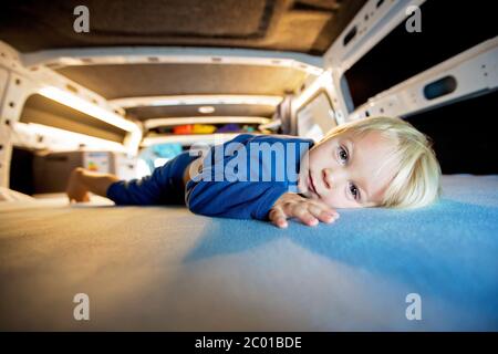 Les enfants, s'amuser dans une camionnette tout en pleurant à l'extérieur, jouer et faire des chefs de mauvaise humeur ensemble Banque D'Images