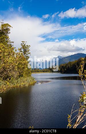 Vue sur le mont Cook et le mont Tasman depuis le lac Matheson, Île du Sud, Nouvelle-Zélande Banque D'Images