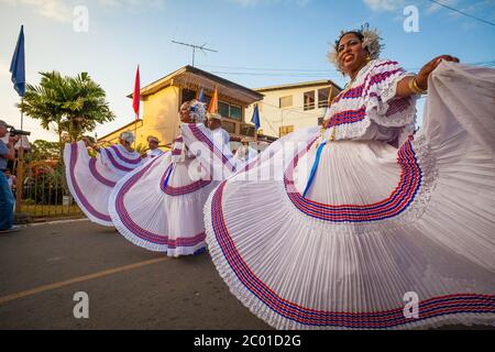 Femmes vêtues de polleras lors de l'événement annuel « El desfile de las mil polleras » à Las Tablas, province de Los Santos, République du Panama. Banque D'Images