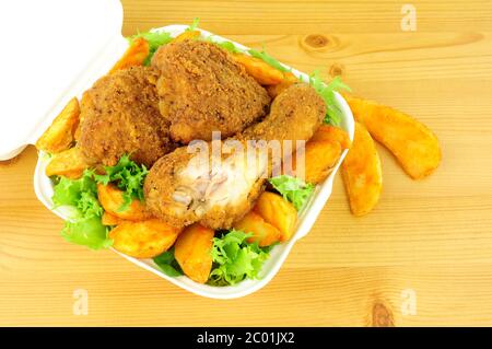 Portions de poulet frit du sud dans une boîte à emporter sur fond de bois Banque D'Images