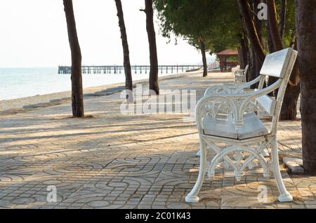 Chaise dans le parc en bord de mer Banque D'Images