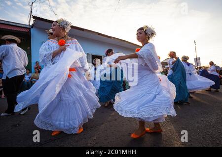 Femmes vêtues de polleras lors de l'événement annuel « El desfile de las mil polleras » à Las Tablas, province de Los Santos, République du Panama. Banque D'Images