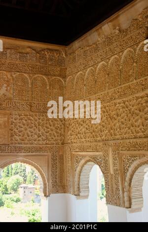 Décoration intérieure arabe avec plafond en bois et vue à l'extérieur par des arches dans l'Alhambra lors d'une chaude journée ensoleillée Grenade Andalousie Espagne Banque D'Images