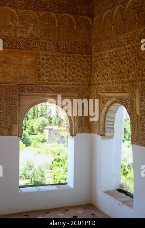Décoration intérieure arabe avec plafond en bois et vue à l'extérieur par des arches dans l'Alhambra lors d'une chaude journée ensoleillée Grenade Andalousie Espagne Banque D'Images