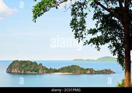 Haut point de vue Ko Maphrao île dans l'océan Banque D'Images