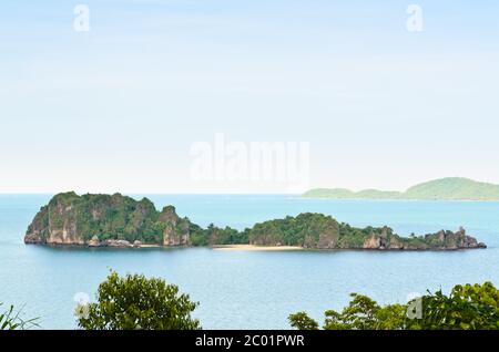 Haut point de vue Ko Maphrao île dans l'océan Banque D'Images