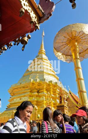 Fin de la journée bouddhiste de Carême au temple Phra That Doi Suthep Banque D'Images