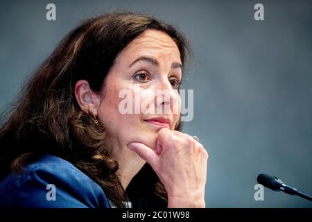 Le maire d'Amsterdam, Femke Halsema, s'exprime lors d'un débat d'urgence avec le conseil d'Amsterdam sur la manifestation antiracisme sur la place du Dam.en raison de la participation inattendue importante lors d'une manifestation Black Lives Matter, Les participants n'ont pas pu se tenir suffisamment à distance les uns des autres pour ralentir la propagation du coronavirus du COV-SRAS-2 qui cause la maladie COVID-19. Banque D'Images