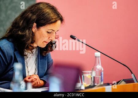 Le maire d'Amsterdam, Femke Halsema, s'exprime lors d'un débat d'urgence avec le conseil d'Amsterdam sur la manifestation antiracisme sur la place du Dam.en raison de la participation inattendue importante lors d'une manifestation Black Lives Matter, Les participants n'ont pas pu se tenir suffisamment à distance les uns des autres pour ralentir la propagation du coronavirus du COV-SRAS-2 qui cause la maladie COVID-19. Banque D'Images