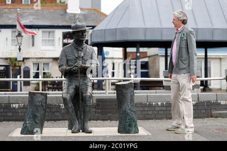 Mark Howell, chef adjoint du conseil BCP, regarde une statue de Robert Baden-Powell sur Poole Quay à Dorset, avant son retrait prévu pour « stockage sûr », suite à des inquiétudes concernant ses actions dans l'armée et les « sympathies nazies ». Cette action fait suite à une série de manifestations de Black Lives Matter dans tout le Royaume-Uni, déclenchées par la mort de George Floyd, tué le 25 mai alors qu'il était en garde à vue dans la ville américaine de Minneapolis. Banque D'Images