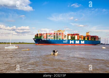 Stade, Allemagne - 10 juin 2020: Spectateurs sur des bateaux observant HMM ALGECIRAS, avec une capacité de 24,000 TEU, le plus grand navire à conteneurs du monde, oper Banque D'Images