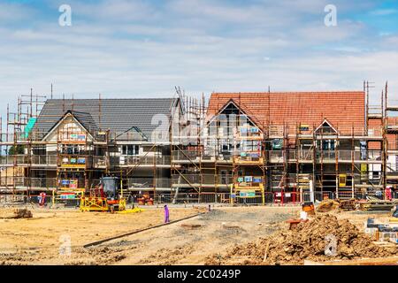 Nouvelles maisons de construction sur un site de construction de Cala, Doonfoot, Ayr, Écosse, Royaume-Uni Banque D'Images