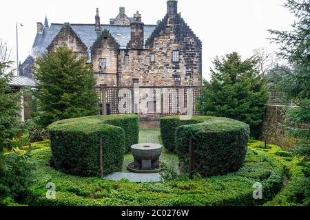 Jardin Saint Nicholas derrière la seigneurie de Provand (la plus ancienne maison de Glasgow, construite en 1471), au large de Castle Street à Glasgow, en Écosse, au Royaume-Uni Banque D'Images