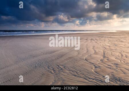Lever du soleil sur la plage de sable de la mer du Nord Banque D'Images