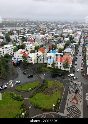 Belle vue aérienne de Reykjavik, Islande, avec des paysages au-delà de la ville, vue depuis la tour d'observation de la cathédrale de Hallgrimskirkja Banque D'Images
