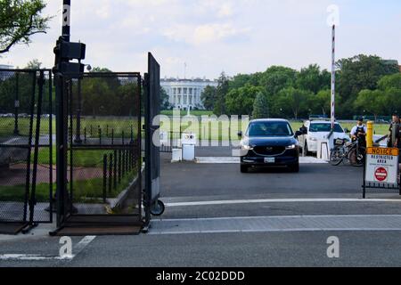 10 juin 2020, Washington D. C., District de Columbia, U. S.: La clôture que trump a construite au début des manifestations de Floyd a déjà besoin d'être réparée. Cette équipe de travailleurs de la construction didnÃt savoir pourquoi une partie de celui-ci a été enlevée, "nous venons d'être embauchés pour le remettre en place, a expliqué l'un d'eux. Elle a augmenté après les premières manifestations pacifiques.des centaines continuent de se rassembler tout au long de la journée et de la nuit sur la rue Black Lives Matter, nouvellement nommée, en face d'une maison blanche clôturée, dans le sillage du meurtre de George Floyd par la police de Minneapolis, à mars, parler, chanter, tambour, partager des arts, nourriture et idée Banque D'Images