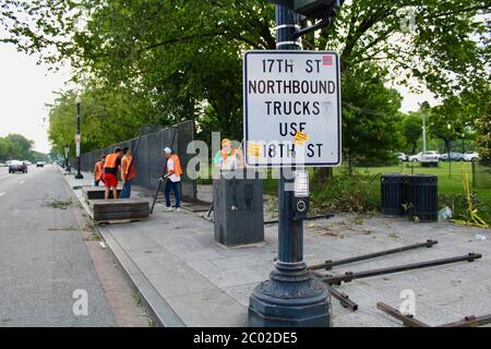 10 juin 2020, Washington D. C., District de Columbia, U. S.: La clôture que trump a construite au début des manifestations de Floyd a déjà besoin d'être réparée. Cette équipe de travailleurs de la construction didnÃt savoir pourquoi une partie de celui-ci a été enlevée, "nous venons d'être embauchés pour le remettre en place, a expliqué l'un d'eux. Elle a augmenté après les premières manifestations pacifiques.des centaines continuent de se rassembler tout au long de la journée et de la nuit sur la rue Black Lives Matter, nouvellement nommée, en face d'une maison blanche clôturée, dans le sillage du meurtre de George Floyd par la police de Minneapolis, à mars, parler, chanter, tambour, partager des arts, nourriture et idée Banque D'Images