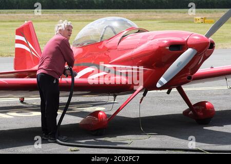 Pilote ravitailleur en carburant d'un avion léger RV-4 dans un aérodrome au Royaume-Uni Banque D'Images