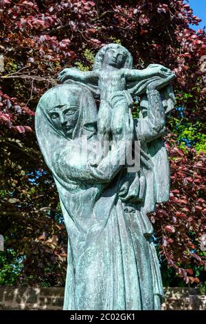 La sculpture en bronze de la Vierge d'Alsace par Emile-Antoine Bourdelle dans le domaine de la Galerie nationale écossaise d'art moderne deux à Édimbourg, en Écosse, au Royaume-Uni Banque D'Images