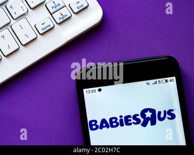 Dans cette photo illustration, le logo e-commerce Babies R US est affiché sur un smartphone Banque D'Images