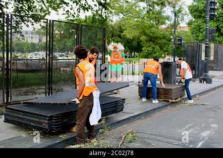 10 juin 2020, Washington D. C., District de Columbia, U. S.: La clôture que trump a construite au début des manifestations de Floyd a déjà besoin d'être réparée. Cette équipe de travailleurs de la construction didnÃt savoir pourquoi une partie de celui-ci a été enlevée, "nous venons d'être embauchés pour le remettre en place, a expliqué l'un d'eux. Elle a augmenté après les premières manifestations pacifiques.des centaines continuent de se rassembler tout au long de la journée et de la nuit sur la rue Black Lives Matter, nouvellement nommée, en face d'une maison blanche clôturée, dans le sillage du meurtre de George Floyd par la police de Minneapolis, à mars, parler, chanter, tambour, partager des arts, nourriture et idée Banque D'Images