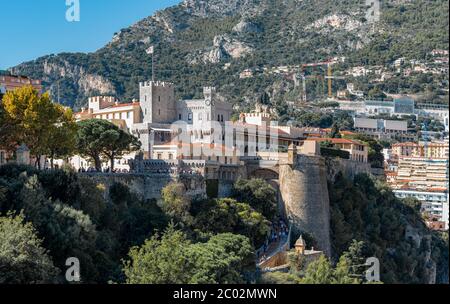 Panorama de l'architecture historique sur la colline du palais du Prince à Monaco Banque D'Images