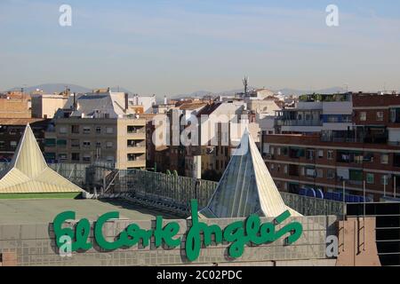 Vue sur les toits de Grenade avec le grand magasin El Corte Ingles signe en premier plan dans le soleil du matin Andalousie Espagne Banque D'Images