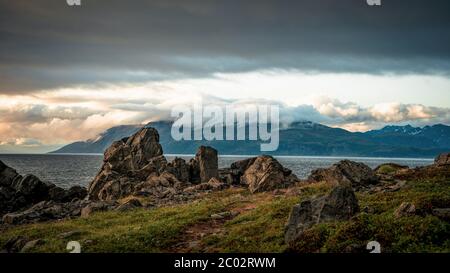 Belle vue panoramique de la montagne de Norvège Paysage couvert de nuages pendant un coucher de soleil d'été vibrant. Prise en tête Lyngen, Norvège Banque D'Images