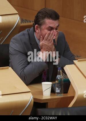 Brian Whittle MSP pendant le débat sur le gouvernement écossais : faire preuve de solidarité avec l'anti-racisme, dans la salle de débat du Parlement écossais à Édimbourg. Banque D'Images