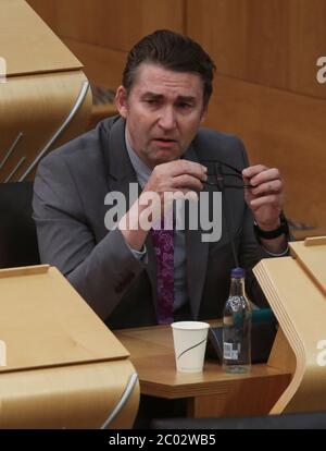 Brian Whittle MSP pendant le débat sur le gouvernement écossais : faire preuve de solidarité avec l'anti-racisme, dans la salle de débat du Parlement écossais à Édimbourg. Banque D'Images