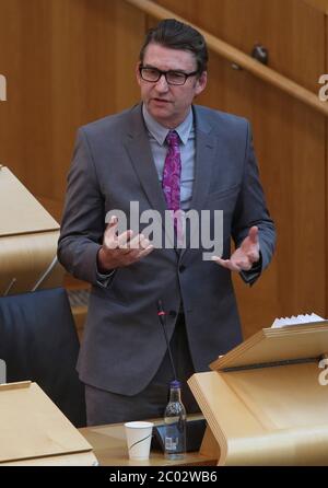 Brian Whittle MSP pendant le débat sur le gouvernement écossais : faire preuve de solidarité avec l'anti-racisme, dans la salle de débat du Parlement écossais à Édimbourg. Banque D'Images