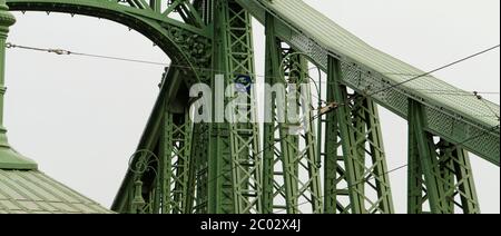 Vieux pont soudé avec de couleur vert - pont Szechenyi Banque D'Images