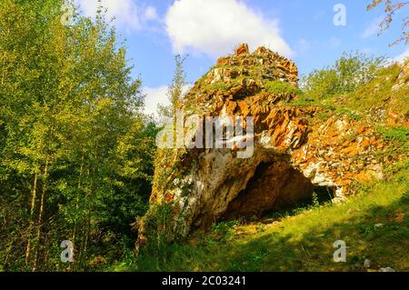 Paysage de montagne d'été, grotte de pierre de montagne du canyon Ustinovskii dans l'Oural du Sud, Russie Banque D'Images