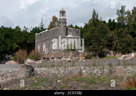 Le squat de la construction de l'église de basalte noir de la primauté de Saint Pierre construit en 1933 qui intègre certaines parties d'une église du 4ème siècle situé à Tabgha, sur la côte nord-ouest de la mer de Galilée, de Tibériade, également ou le lac de Tibériade en Israël Banque D'Images