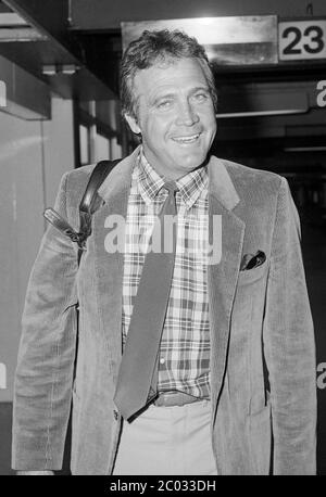 L'acteur américain Lee Majors arrive à l'aéroport de Londres Heathrow en avril 1983. Banque D'Images
